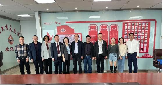 嘉兴市政府副市长李佳陪同重庆市政府驻上海办事处主任钟建波一行走访我会及下属企业